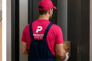An employee of pereizd.kyiv.ua carries a box before the movers start work in Kyiv